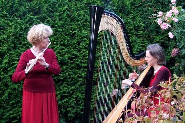 [Foto harp/fluit duo Irene Lopes
                                   Cardozo en Nienke van Leijden ]
